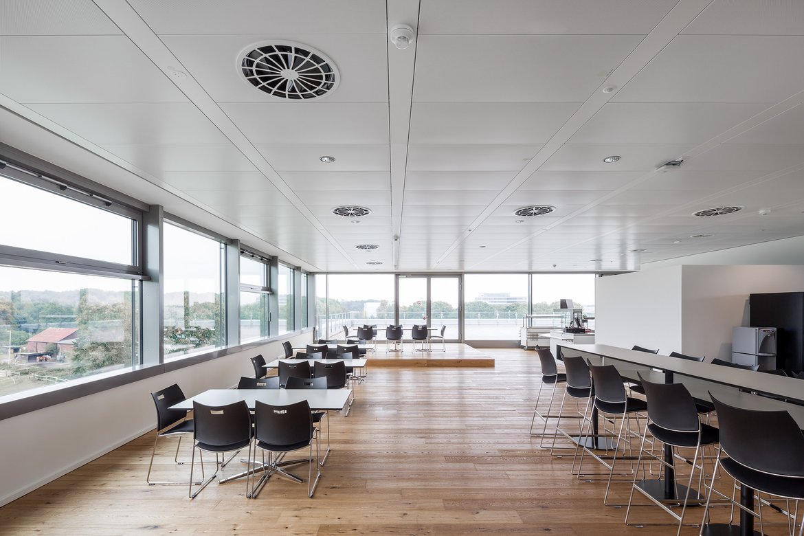 A11-C Radiant Ceiling - The radiant metal ceiling A11-C achieves a high level of thermal comfort with no draught and the system has good acoustic properties. 