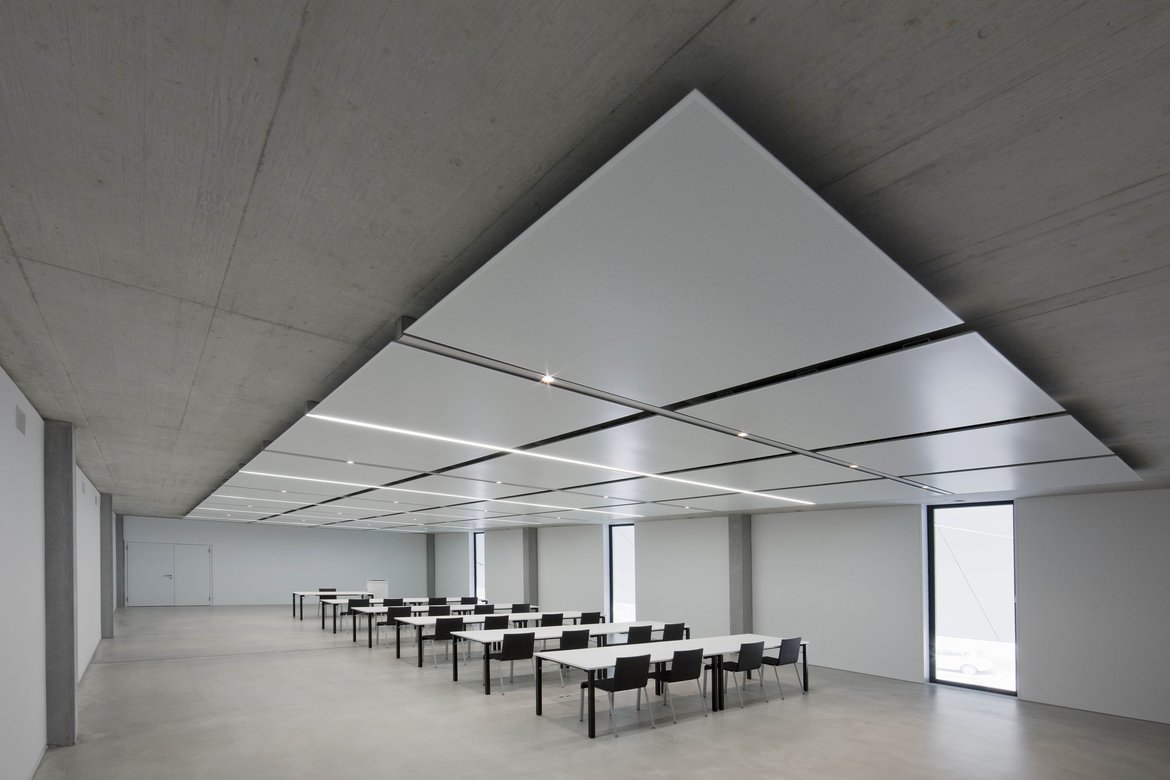 AKUSTIKTHERM (TABS) - L'isola TABS Acoustic Therm Base è un sistema di soffitto termoconduttivo per l'installazione in edifici con attivazione del calcestruzzo. 