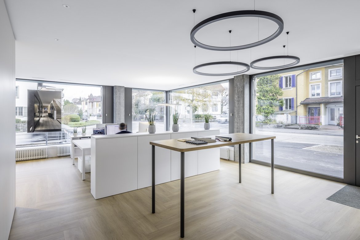 VARICOOL TKM-C Plafond rayonnant textile - Le plafond chauffant/rafraîchissant sans joints VARICOOL TKM-C convient aux projets qui recherchent une combinaison d’esthétique et de confort thermique. Visuellement, il ne se distingue pas d’un plafond conventionnel en plaques
de plâtre. Une activation sur toute la surface du plafond ainsi que des conceptions de plafond personnalisées sont possibles. Afi n de répondre aux exigences acoustiques, des bandes isolantes peuvent être placées entre les registres de chauffage/rafraîchissement. Les registres de chauffage/rafraîchissement sont montés directement sur le plafond brut. La membrane textile est fi xée aux murs à
l’aide de profi lés spéciaux. Différents éléments intégrés, tels que des luminaires ou des sprinklers, peuvent être incorporés dans le plafond fermé.