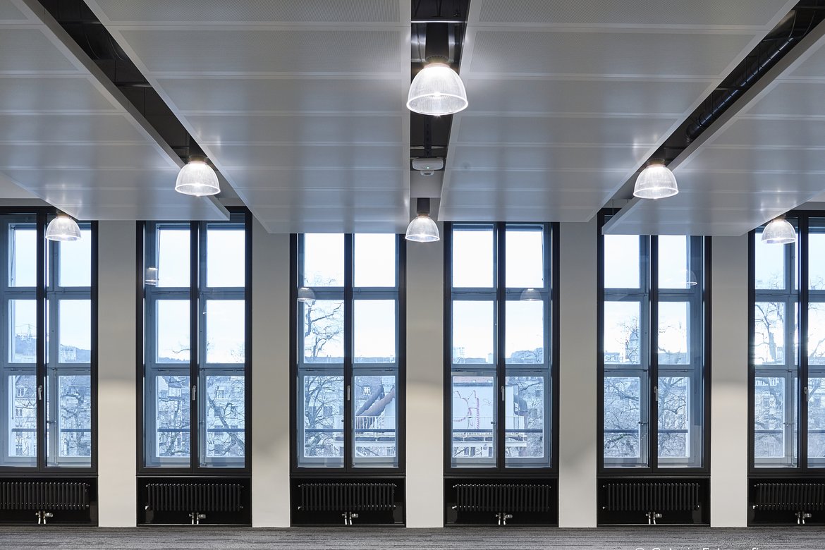 KV Zürich Business School - Chilled ceiling sail with invisible air Aquilo and chilled beams for the KV Zurich Business School
